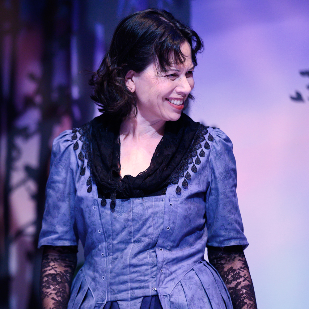 Mary Ann Rodgers as Léontine